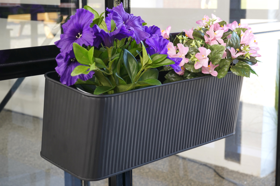 BLOMSTERKASSE SORT BUET OPHÆNG